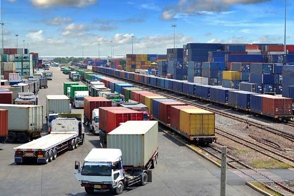 محوطه بارگیری و صادرات کالا در بندر عمان