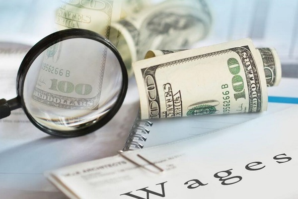 اسکناس، ذره‌بین و گزارش حقوق کارکنان