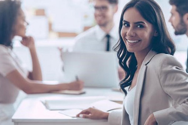 مشاور در حال گفت‌وگو با مشتری