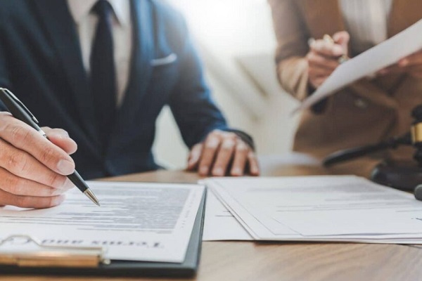 مراحل اولیه ثبت شرکت شامل آماده‌سازی و امضای اسناد قانونی میان شرکا و وکلای رسمی در عمان است.