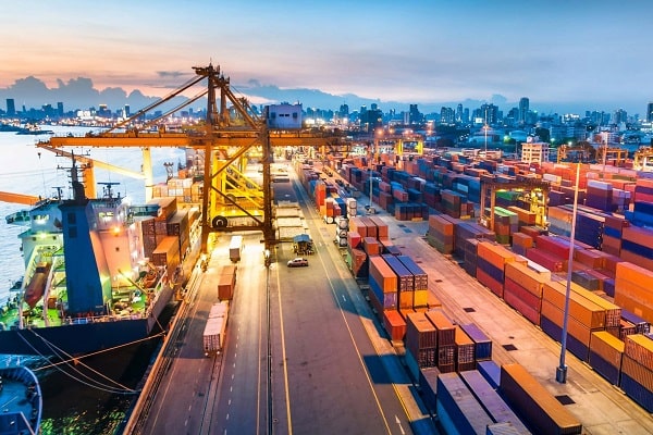 عمان با بنادر فعال و زیرساخت‌های توسعه‌یافته، یکی از بهترین مقاصد برای تجارت در خلیج فارس است.