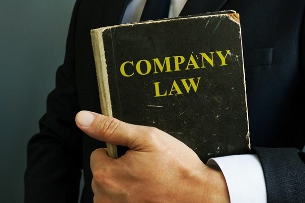 آشنایی با قانون شرکت‌ها و ضوابط حقوقی عمان از گام‌های کلیدی برای تأسیس موفق کسب‌وکار است.