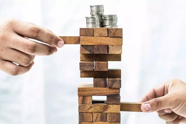 بازی جِنگا با سکه‌ها روی آن