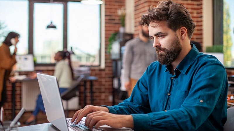 فرم درخواست کار در عمان؛ مشاغل آنلاین و وابسته به تکنولوژی