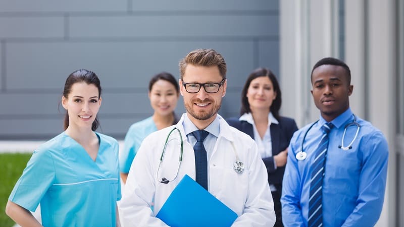 فرم درخواست کار در عمان؛ شرایط کار پرستاران و دکترها در عمان